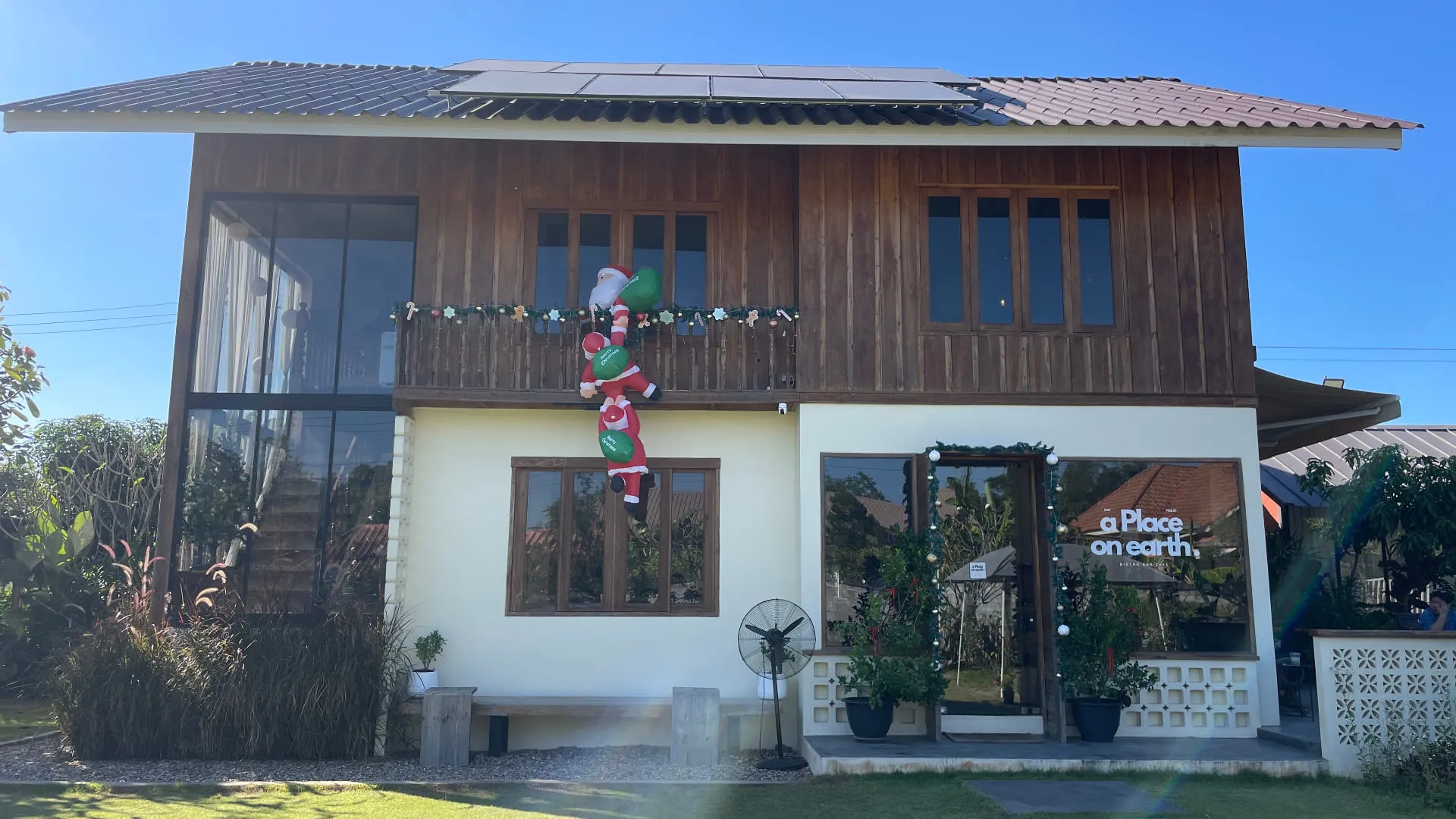 Café mit Weihnachtsdekoration Café mit Weihnachtsdekoration